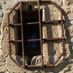 Fenêtre protégée par une grille en métal - France  - collection de photos clin d'oeil, catégorie rues